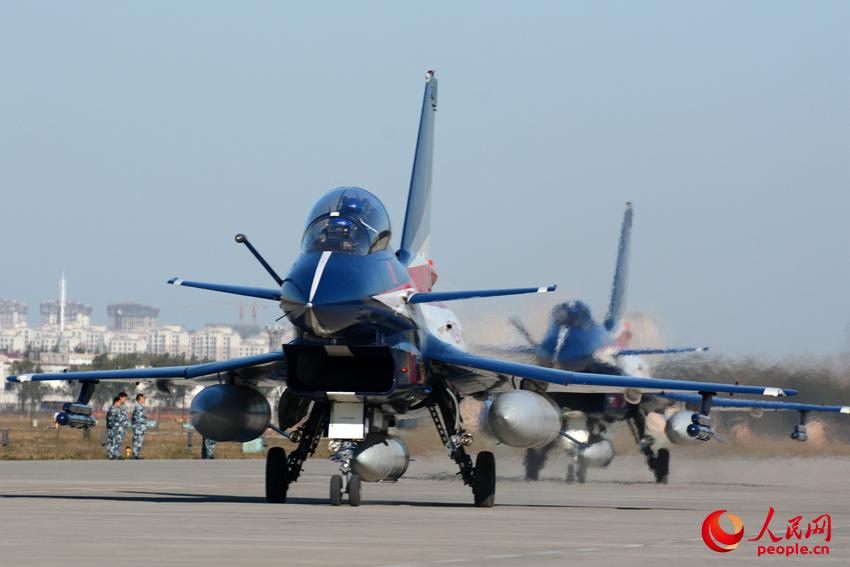 2014��11��5�����磬�վ���һ���б��ݶ�תս�麣�� ��������Ӱ 