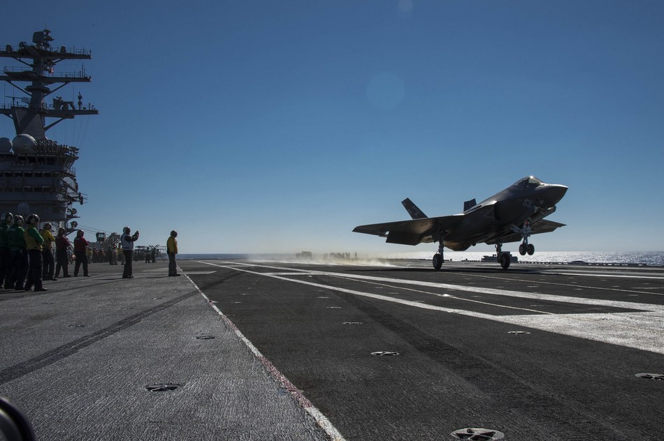 ����:F-35C�״δӺ�ĸ�ϵ�����ɡ�13��