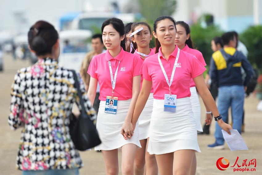 11��10�����磬�麣��չ��־Ը������Ա���ڽ��п�Ļʽ���š�