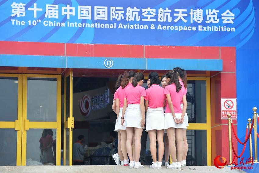 11��10�����磬�麣��չ��־Ը������Ա���ڽ��п�Ļʽ���š�