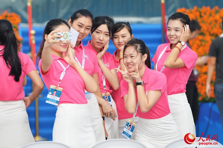 11��10�����磬�麣��չ��־Ը������Ա���ڽ��п�Ļʽ���š�