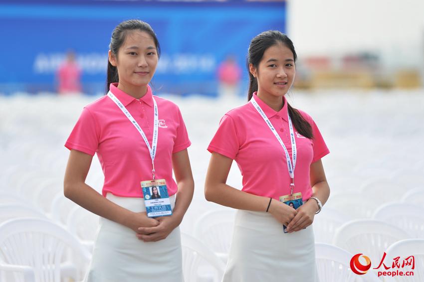 11��10�����磬�麣��չ��־Ը������Ա���ڽ��п�Ļʽ���š�