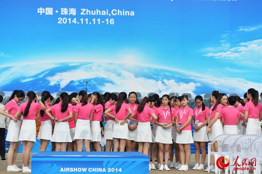 11��10�����磬�麣��չ��־Ը������Ա���ڽ��п�Ļʽ���š�