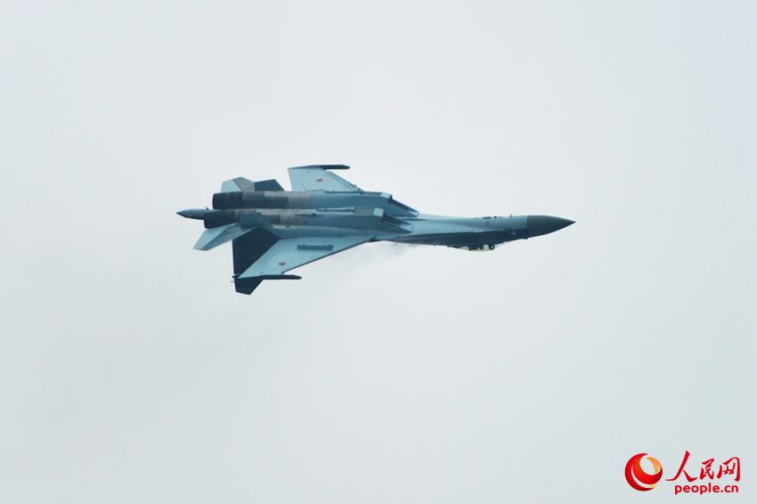 ����:��-35�ں�չ��Ļǰ�����Էɡ�3��