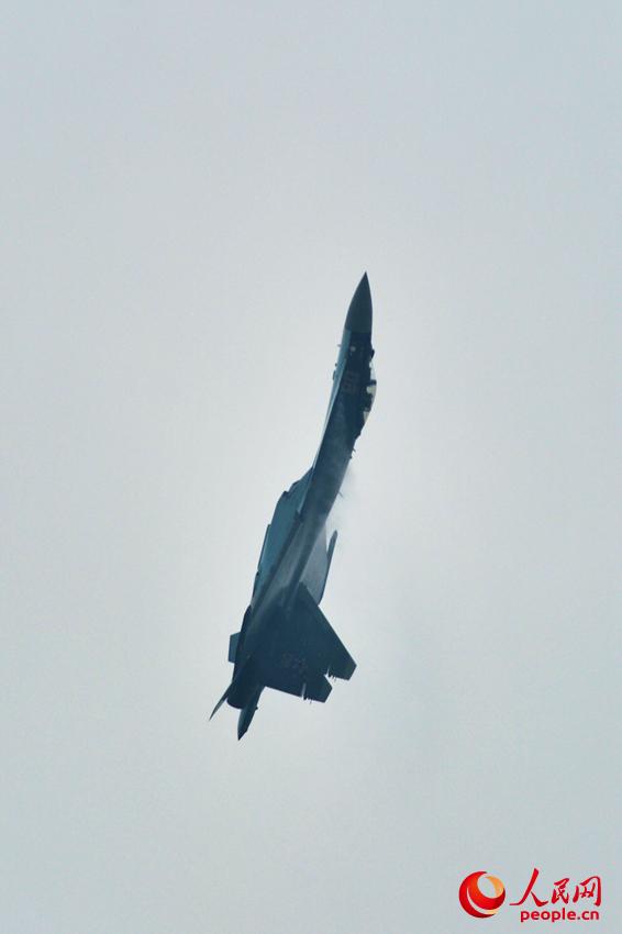 ����:��-35�ں�չ��Ļǰ�����Էɡ�4��