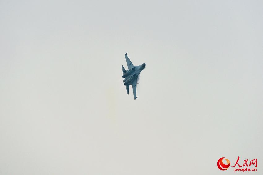 ����:��-35�ں�չ��Ļǰ�����Էɡ�5��