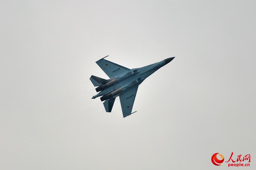 ����:��-35�ں�չ��Ļǰ�����Էɡ�6��