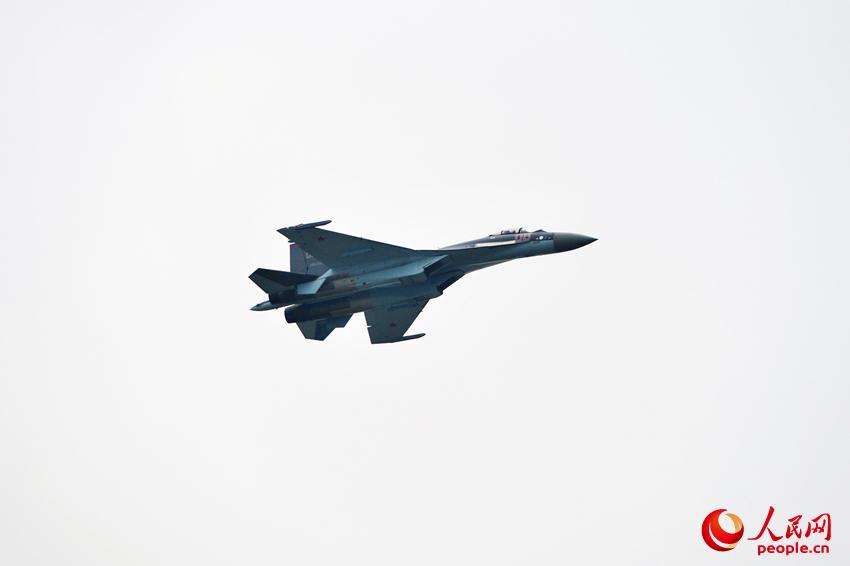 ����:��-35�ں�չ��Ļǰ�����Էɡ�7��