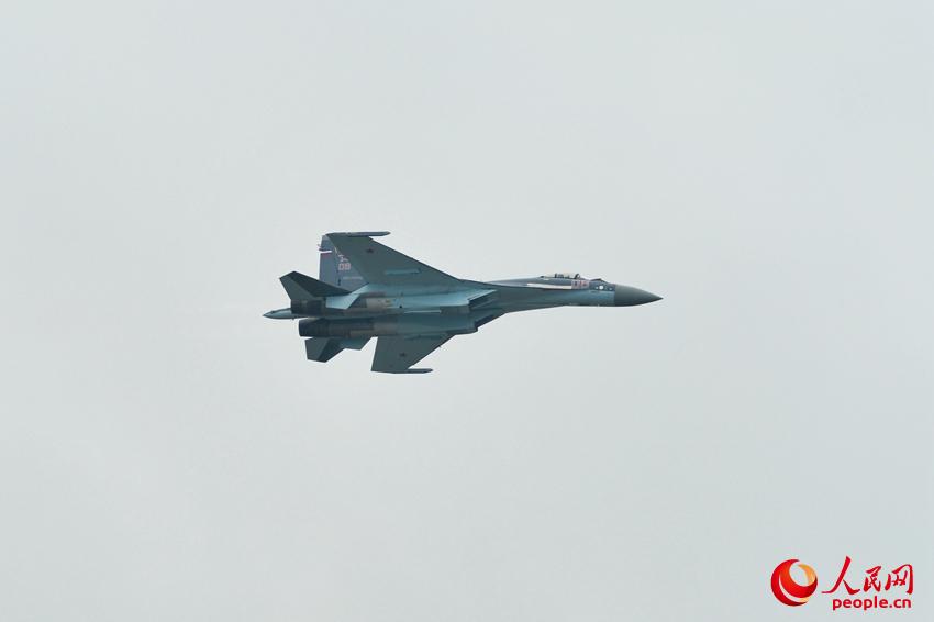 ����:��-35�ں�չ��Ļǰ�����Էɡ�8��