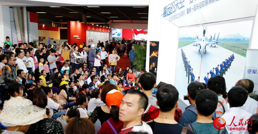 �վ��з�����Ƭ������չ�ֳ�����פ��ۿ�����鴺��