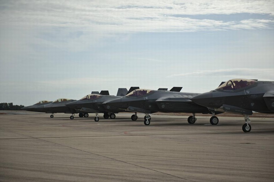 ����ͼ�����գ����������վ���94ս�����жӵ�F-22ս�����͵�58�жӵ�F-35Aս�����ڰ����ֿվ����ؽ��������Ͽ�սѵ����