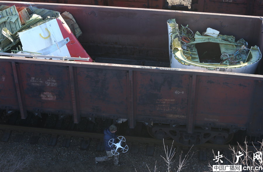 ���壺MH17�к���׹�����˳� ��Լ100�ֲ�Ƭ��7��