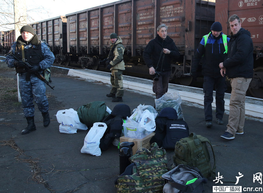 ���壺MH17�к���׹�����˳� ��Լ100�ֲ�Ƭ��4��