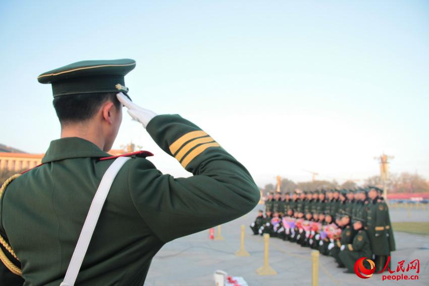 �侯���커���Ӷ�Ա�������ϱ�����   ţ�ɺ���