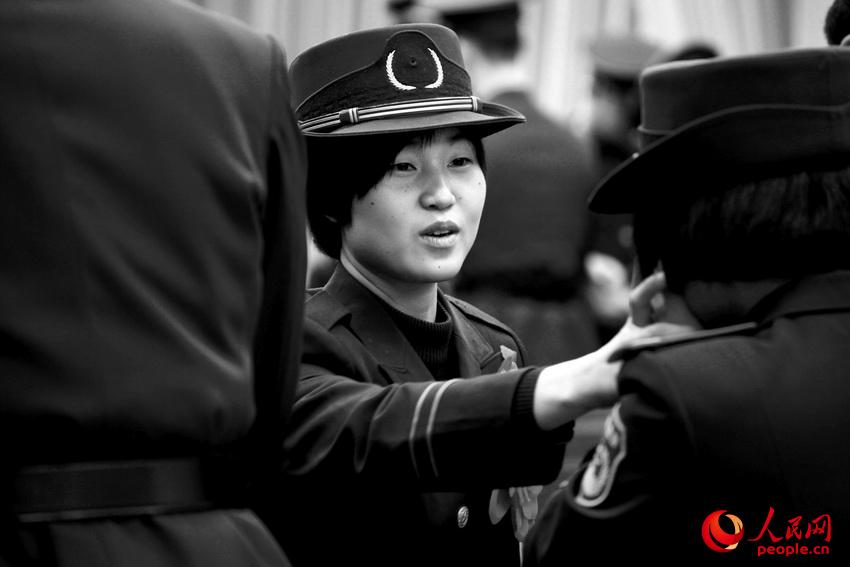 �����룬αװ��΢ЦҲ���ܸ�Ⱦ��λ��ǰ���ӵĽ�����������˸е�˲��