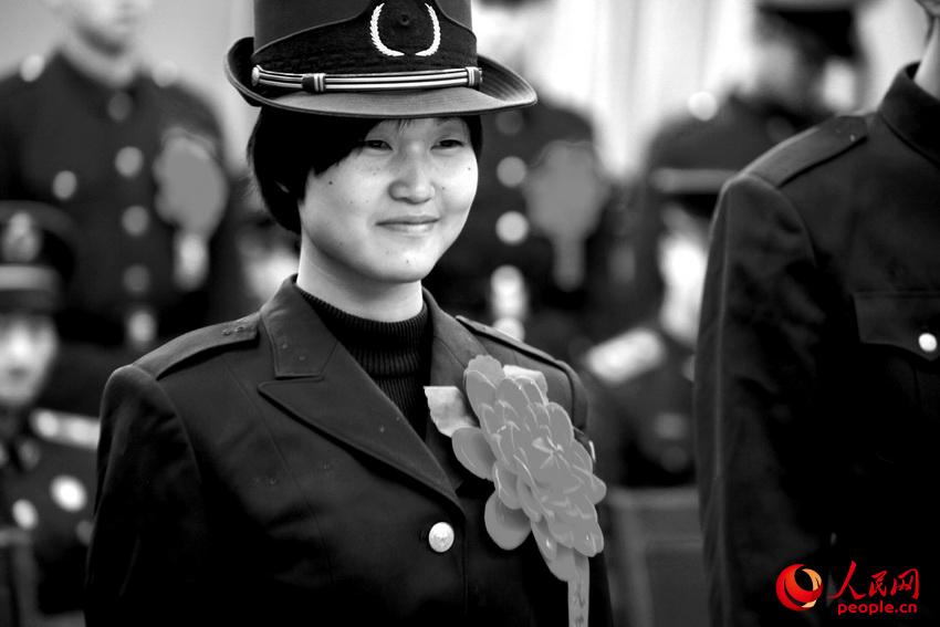 ��ʼ�������ϵ�Ц�ݸ��ߴ�ң�ж�����¡��컨��ñ�գ�����Ȼ��һ�������ʿ��