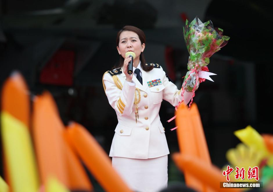 ���壺����Ӣ�ȸ��Ϻ����Ӻ��ձ�һ�߲���ο���ݳ���3��