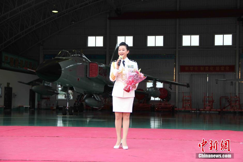 ���壺����Ӣ�ȸ��Ϻ����Ӻ��ձ�һ�߲���ο���ݳ���2��