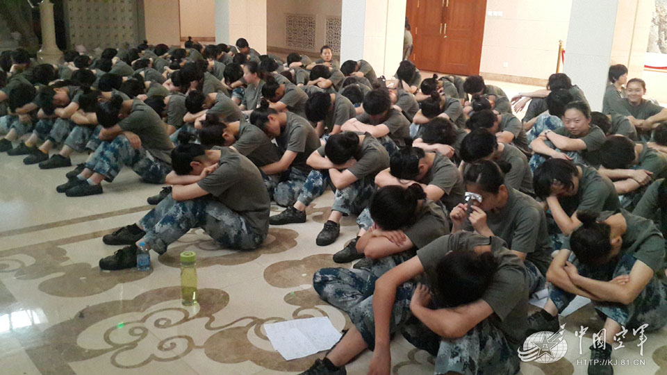 ������϶���ֶӵĹٱ������ڵ�����ϢƬ�̡�