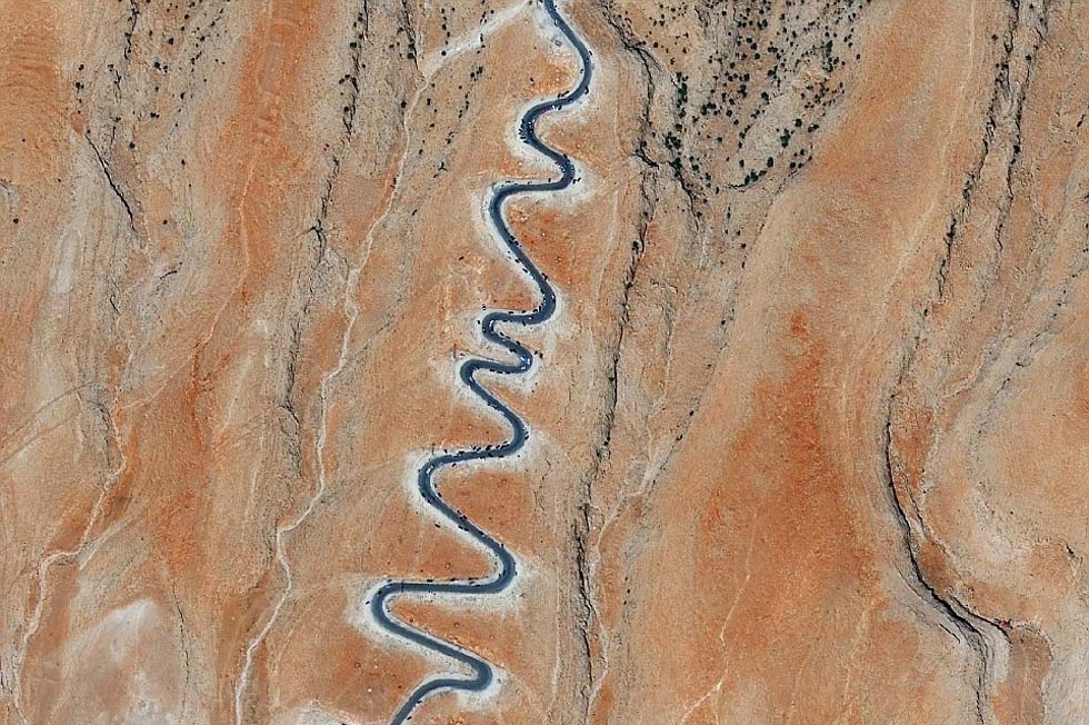 9��15�յ�������Ƭ��ʾ�����������Ӷ���������ͨ��ɽ·���뼫����֯����˹������Χ����