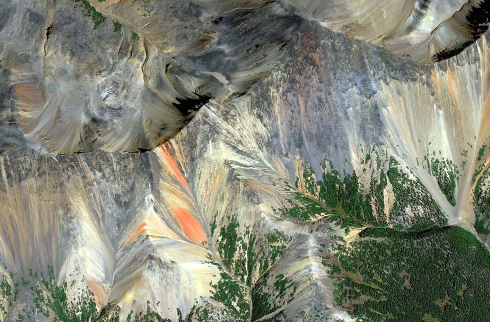 ͼ���Ǽ��ô���е�-���ױ��ǵĲʺ�ɽ��������ѧ����ͨ�������̲�������ͼ����ȷ���ض������Ŀ�ء�