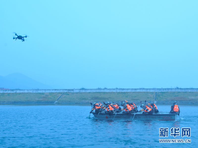 ��УѧԱ�ڽ���ˮ�ϻ�����