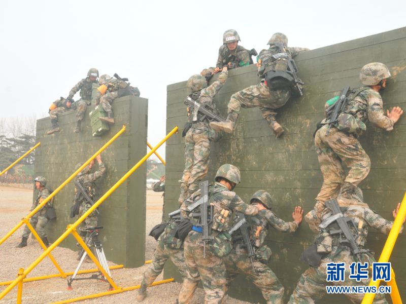 ѧԱ�ڽ����ϰ�ԽҰ��