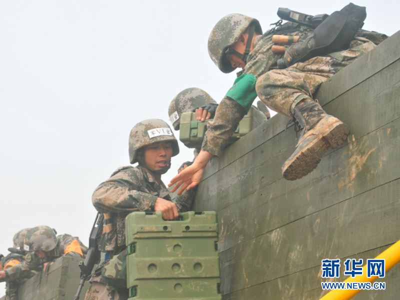 ѧԱ�ڽ���ԽҰ�ϰ���