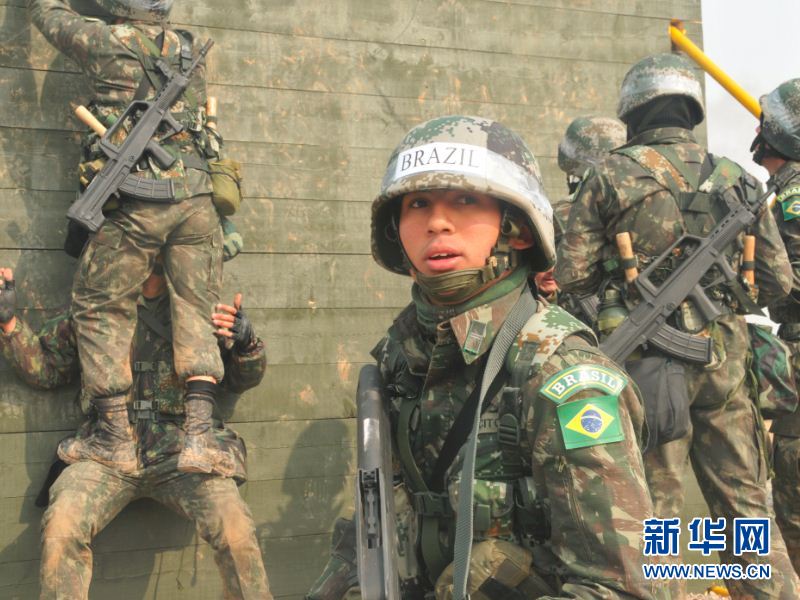 ѧԱ�ڽ����ϰ�ԽҰ��