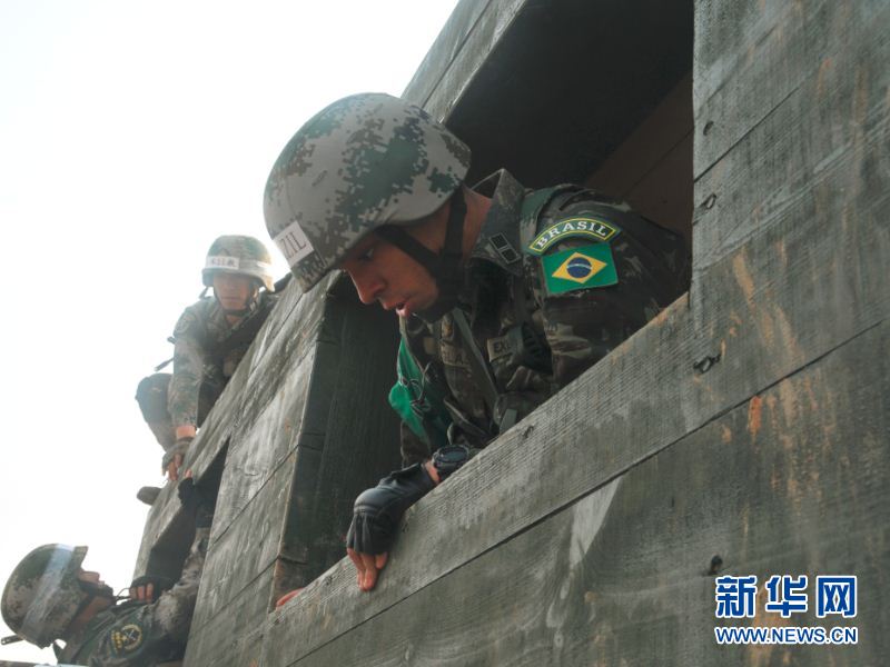 ѧԱ�ڽ����ϰ�ԽҰ��