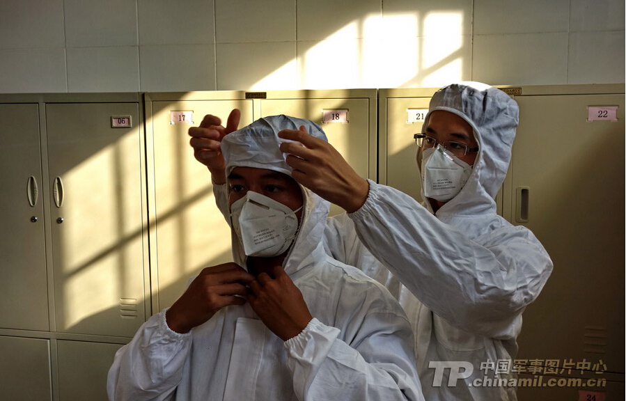 2013��9��3�����磬�����ڻ��غ�Ǳͧ���۴���������ϣ���ˮ���������������������Ŀ������������˲���Ա���������ǰ�������������龰���������츻 ��