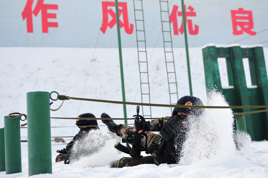 ���ڽ������봩Խ�ϰ���ѵ��