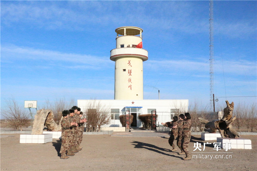 ����ĳ�߷���Ů����:��Į��ڵġ������ڱ���