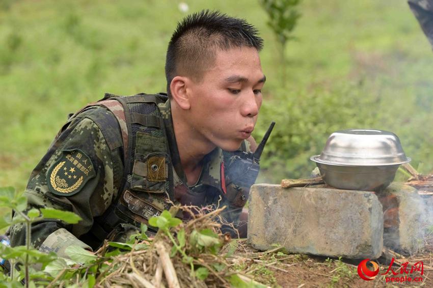 2016��11��17�գ��侯��ս��ԱҰ������ѵ����