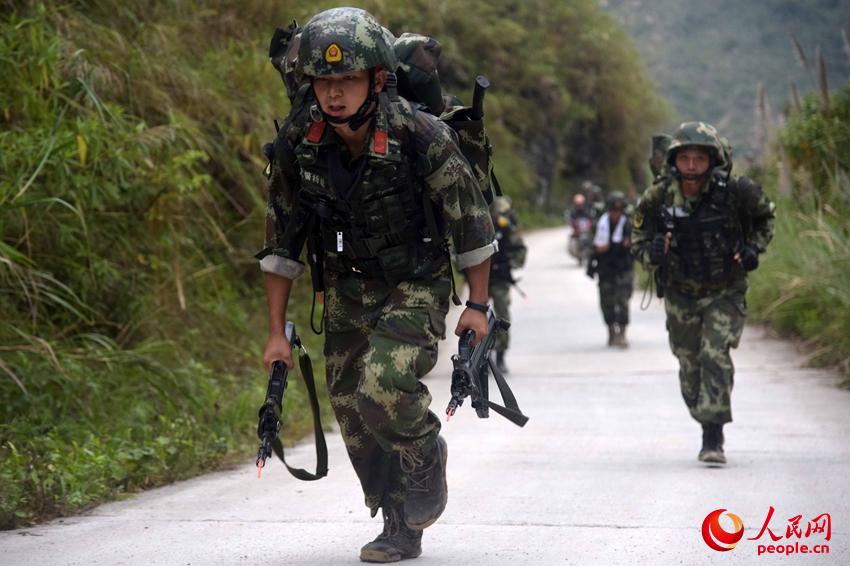 2016��11��17�գ��侯��ս��Ա�ڽ���ɽ�ر�Ϯ��