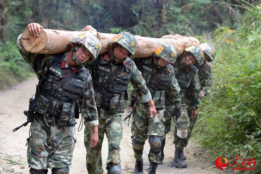 2016��11��17�գ��侯��ս��Ա�ڽ��и��ر�Ϯ��