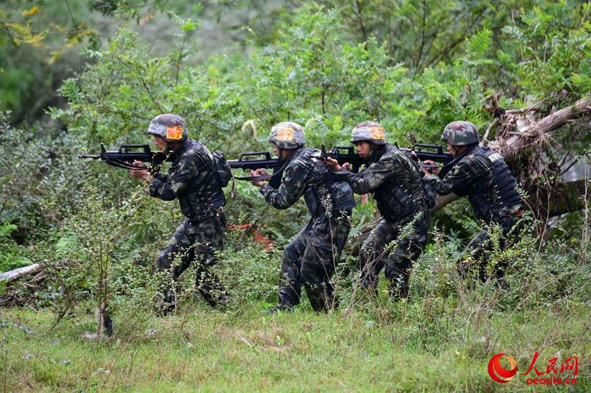 2016��11��22�գ��侯��ս��Ա����ǳ̲ͻ��ѵ����