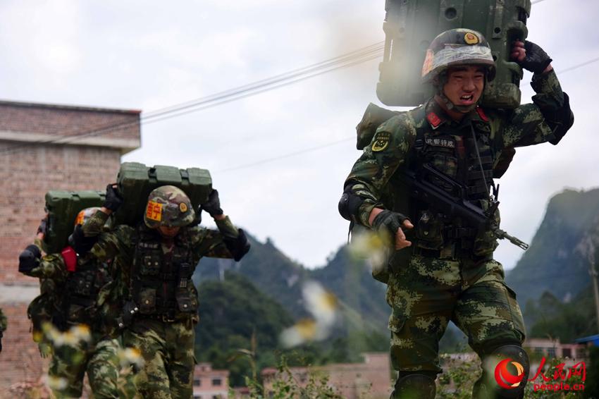 2016��11��26�գ��侯��ս��Ա�ڽ��и��ر�Ϯ��