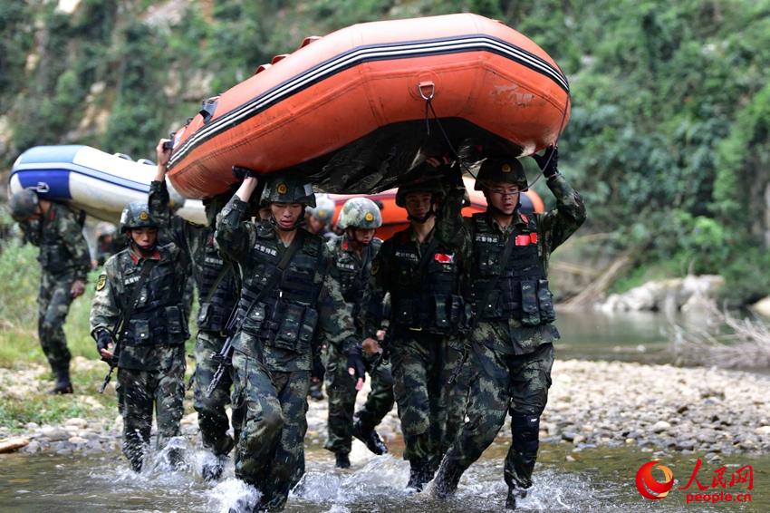 2016��11��30�գ��侯��ս��Ա�ڰ���Ƥ��ͧ��