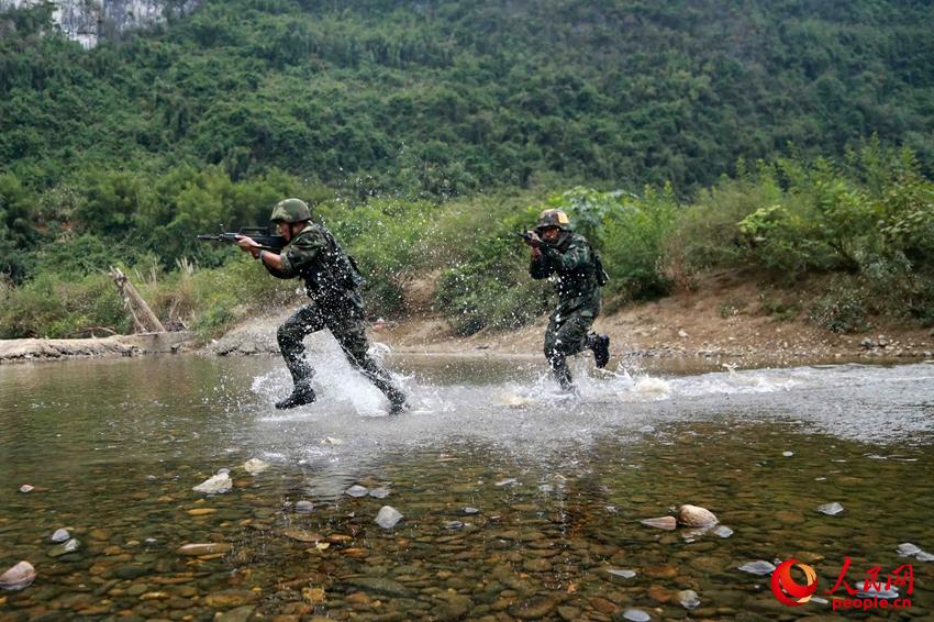 2016��11��30�գ��侯��ս��Աǳ̲����ͻ����