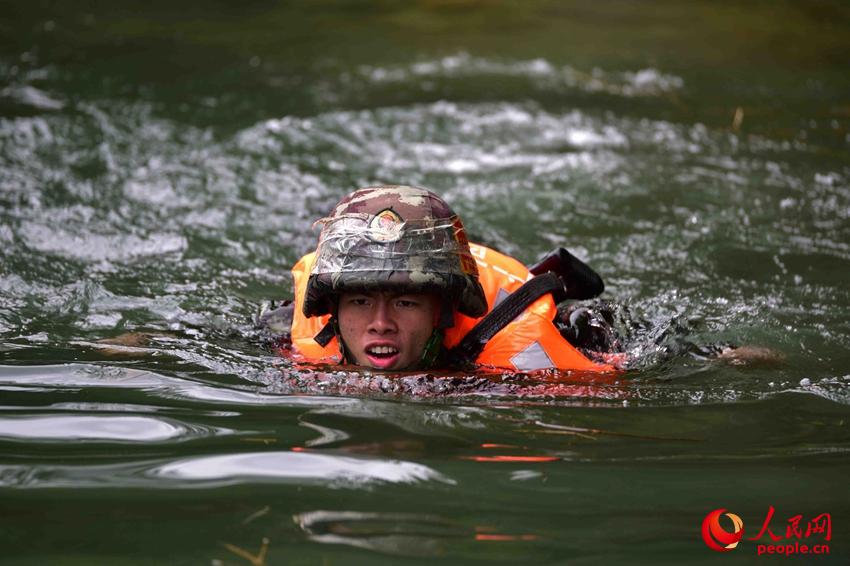 2016��11��30�գ��侯��ս��Ա�ڽ�����װ���ɡ�