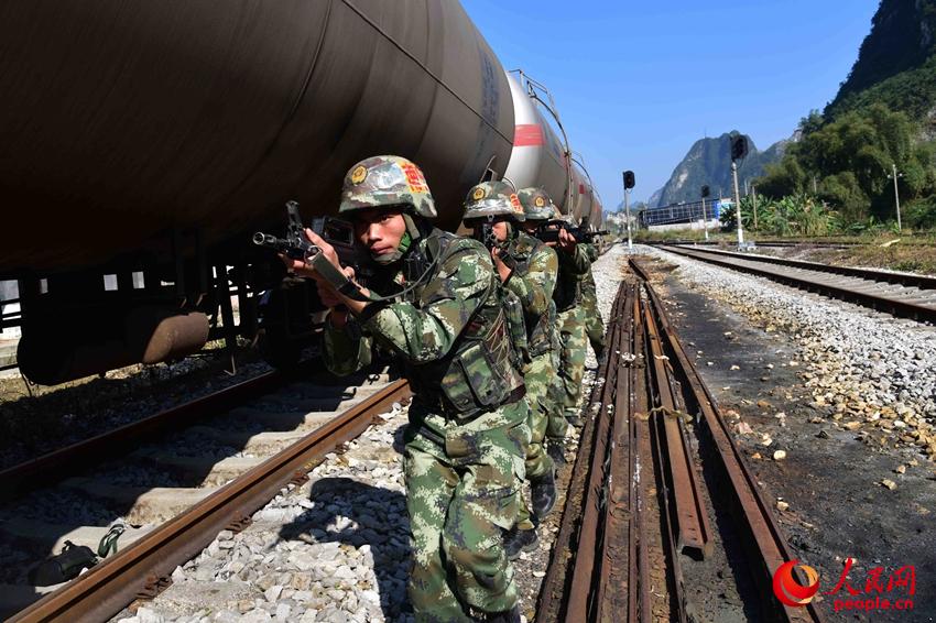 2016��12��1�գ��侯��ս��Ա�ڽ��л�վ���ٳ�������