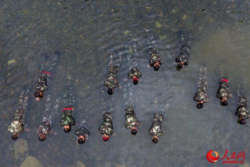 2016��11��30�գ��侯��ս��Ա��ˮ�н��б���ѵ����