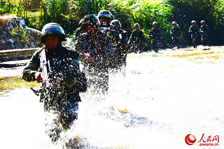 2016��11��27�գ��侯��ս��Ա��ˮ�б�Ϯ��