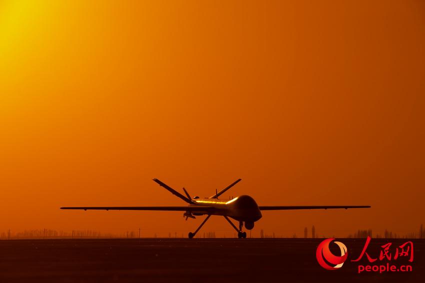 ����ϼ�⣬�й����˻��Ӹ�ڴ�Į����ɡ�  �����Ӱ