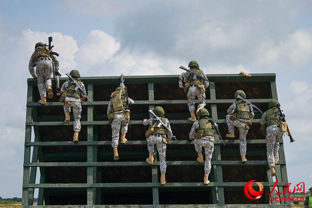 ����˹������Աͨ������бǽ��