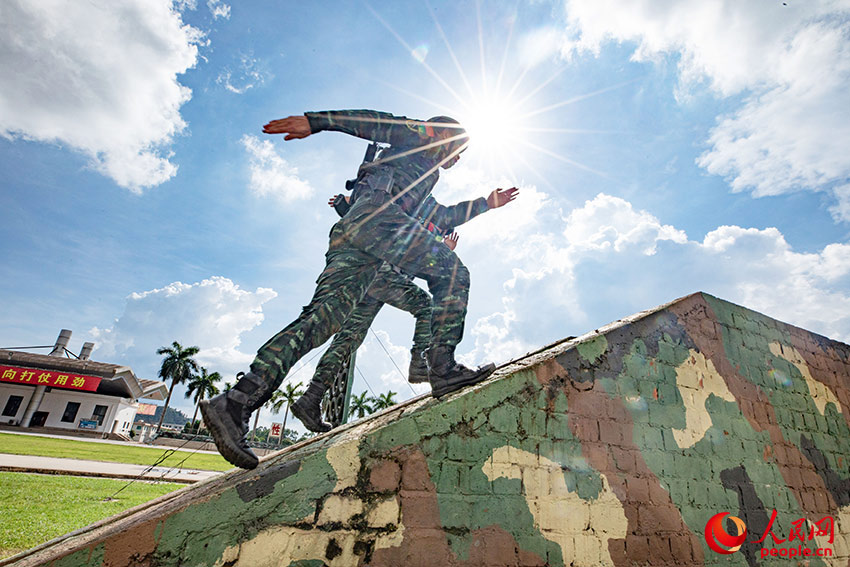 ����ͨ��бǽ�ϰ�ѵ����