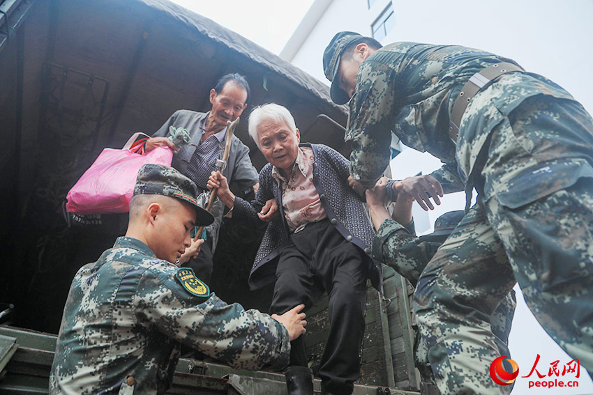 �ٱ��ں��ϵǷ�ת������Ⱥ�ڡ�