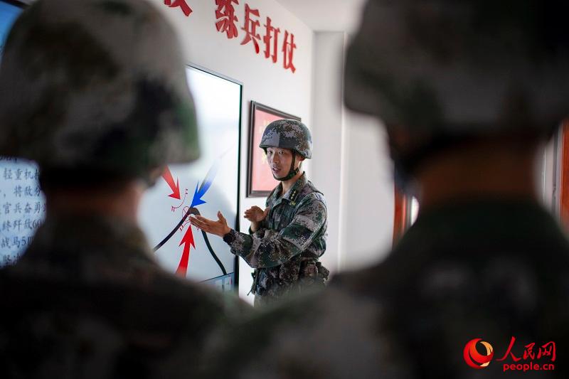 Ϊ�ˣ�����һ����ר���ڳ����佨����ս�ң�����ڷ��Ŷ�����������װ��ģ�ͣ����ݿ���洢�ž��¿Ƽ�ǰ�ض�̬֪ʶ�Ͷ��ڸ��µ�ս���ж���������������������ٴ���սʿ��ÿ���о�һ���ͺ�װ����ÿ�����о�һ�ξ���ս����ÿ���о�һ��ѵ�����£�ÿ�����о�һ��ս���򷨣���̬��չ�����鶯̬������ս����ս���Ļ����������á�ǰ�ؼ�������������������������� ��������