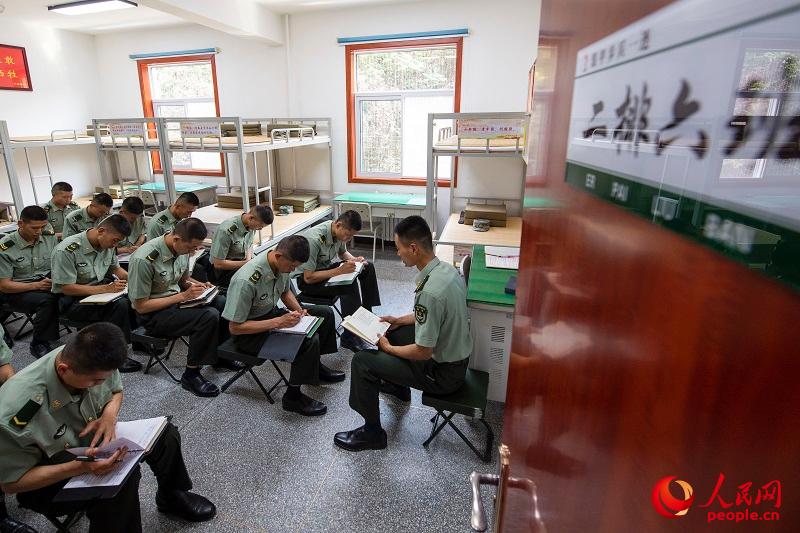 ��񣬡���һ�����ٱ����˶���һ�֡���ѧ���ۡ�˼��͸������ˡ���ѹ������ѧ���۳�Ϊ��������֮����Դͷ��ˮ��Ŀǰ������ÿ���ٱ�������������ʱ��ؽ���ʷС���¡�����ɫС���䡢����ʷ���¼���������΢����ÿ���ٱ�������һ����ġ���ʷͨ�������������� ��������